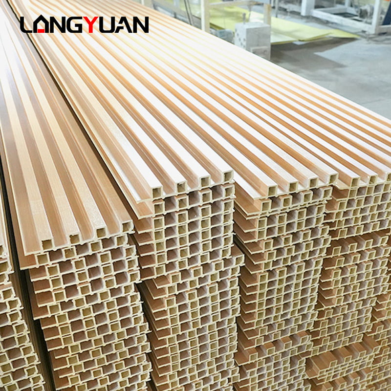 অন্দরের জন্য আলংকারিক প্রাকৃতিক কাঠ এবং যৌগিক প্লাস্টিক Wpc Pvc অভ্যন্তরীণ ক্ল্যাডিং ফ্লুটেড ওয়াল প্যানেল বোর্ড
