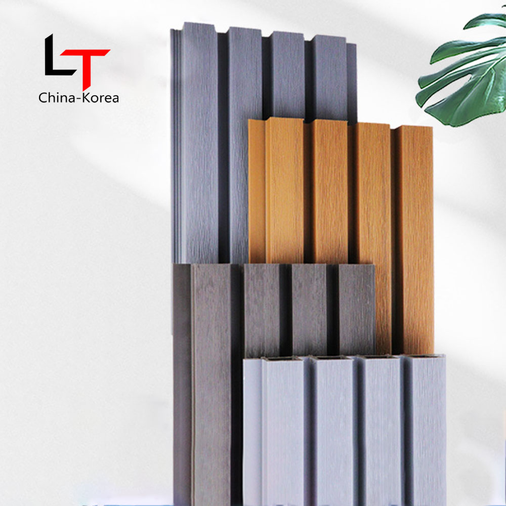 কাঠের টেক্সচার এবং কালো প্যাটার্ন বাহ্যিক স্ল্যাট ওয়াল ক্ল্যাডিং বাহ্যিক ডেকোরেটিভ হাউস সাইডিং Wpc ফ্লুটেড আউটডোর ওয়াল প্যানেল