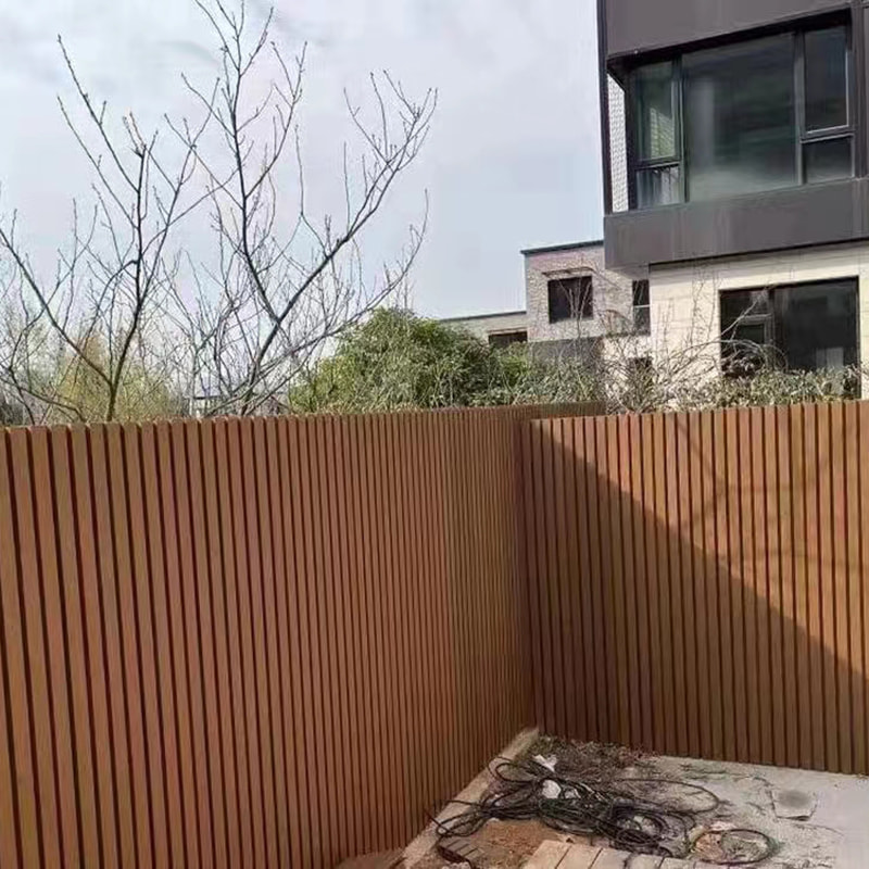 কো-এক্সট্রুশন আলংকারিক বেড়া পর্দা আবহাওয়া-প্রতিরোধী Wpc যৌগিক গোপনীয়তা গার্ডেন বেড়া সান-প্রুফ পরিধান-প্রতিরোধী অ্যান্টি-টারমাইট ইনস্টল করা সহজ